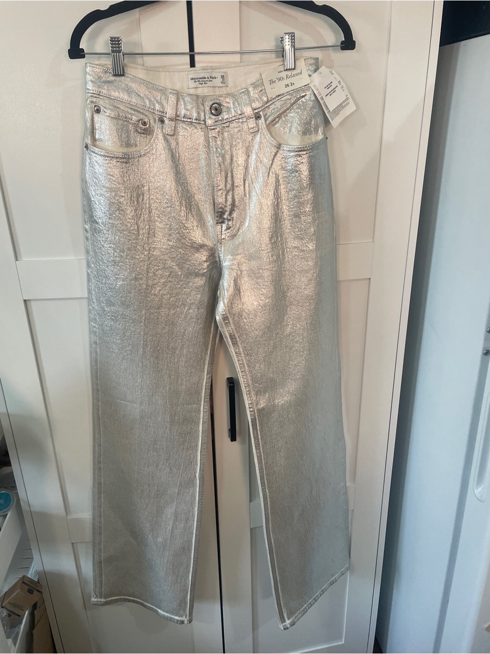 NWT  Abercrombie & Fitch Metallic Silver Jeans 90s Relaxed Fit Sz26 30” inseam